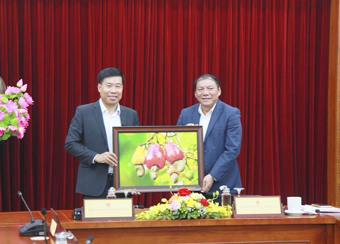 Bộ trưởng Bộ VHTTDL Nguyễn Văn Hùng và Bí thư tỉnh ủy Bình Phước Nguyễn Mạnh Cường